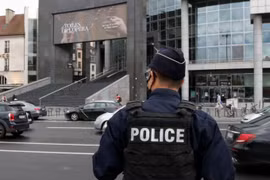 Tấn công bằng dao ở Paris: Hung thủ nhằm vào tờ Charlie Hebdo