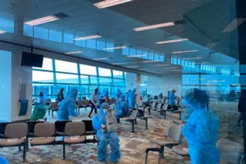Đưa 240 công dân từ Singapore về nước an toàn