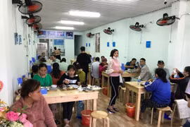 Quán cơm 2.000 đồng ấm lòng người nghèo xứ Nghệ