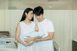 Á hậu Thúy Vân sinh con trai đầu lòng nặng 3,5 kg