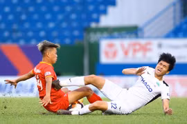 B. Bình Dương thắng 3-2 HAGL tại sân nhà Gò Đậu
