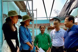 Báo Tiền Phong tổ chức phối hợp trao quà cho người dân thiệt hại do bão số 9