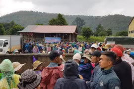3 người phụ nữ suýt bị nước lũ cuốn trôi trên đường đi nhận hàng cứu trợ