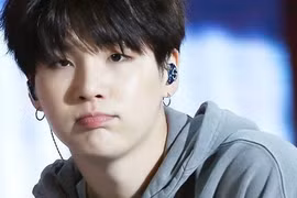 Suga viết tâm thư chia sẻ về việc chấn thương vai phải khiến fan xúc động