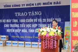 EVNNPC trao tặng quà tại Trường Tiểu học Hợp Thịnh số 2 nhân Tháng "Tri ân khách hàng"