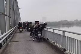 Đã tìm thấy thi thể người mẹ vụ ôm con nhảy cầu Bến Thủy tự tử