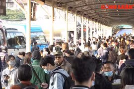 Bến xe đông, đường tắc vì người dân về quê nghỉ tết dương lịch 2021