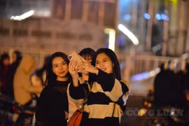 Hà Nội: Người dân đổ ra đường chờ đón khoảnh khắc chào năm mới 2021