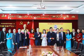 Trao thẻ nhà báo kỳ hạn 2021-2025 cho các nhà báo Trung tâm truyền thông tỉnh Quảng Ninh