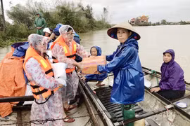 Người làm báo trong hành trình thiện nguyện đến với đồng bào vùng lũ lụt