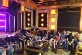 Bắt 13 đối tượng tụ tập sử dụng ma túy trong phòng VIP karaoke