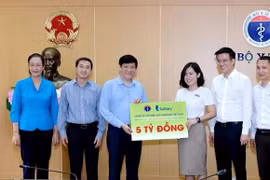 Quỹ “Bảo vệ y bác sĩ 24h” trao 5 tỷ đồng tiền mặt hỗ trợ y bác sĩ tuyến đầu chống dịch