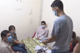 Bản tin pháp luật 8H: Mua 200 bộ bài, khóa 5 lớp cửa để tụ tập đánh bạc trong mùa dịch