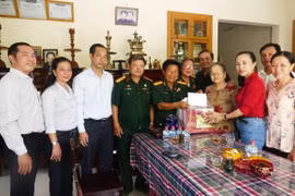 Báo Công lý thăm, tặng quà mẹ Việt Nam anh hùng nhân dịp 27/7