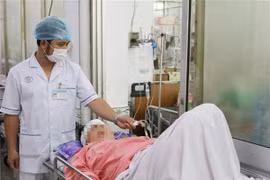 TP.HCM: Va chạm xe khách với xe trộn bê tông, 9 người nhập viện