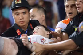 Phạt tù các đối tượng bắn pháo sáng làm “thủng đùi” cô gái tại sân Hàng Đẫy