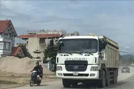 Xe quá tải bùng phát trong đợt cao điểm phòng chống dịch Covid-19