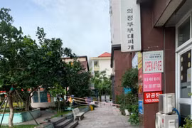 Chung cư hơn 300 người ở TP HCM bị phong tỏa