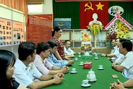 Hội Nhà báo Vĩnh Long thăm chúc mừng Ban Tuyên giáo tỉnh nhân kỷ niệm 90 năm ngày truyền thống
