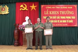 Trao bằng khen cho công dân báo tin bắt Triệu Quân Sự ở quán net