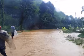 Lào Cai: Mưa lũ lớn gây sạt lở đất, ách tắc giao thông