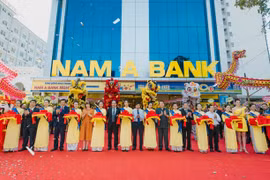 Trao 100 triệu đồng cho Hội nạn nhân chất độc da cam tại lễ khai trương Nam A Bank Nghệ An