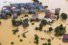 Mưa lũ Trung Quốc: Hồ Bà Dương sắp tràn bờ, cảnh báo ngập lụt nghiêm trọng vùng hạ lưu