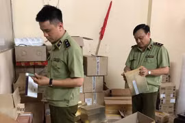 Hà Nội: Thu giữ lô hàng mỹ phẩm làm đẹp nghi nhập lậu