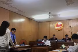 Gọi ‘tình địch’ và nữ nhân viên lên phòng họp để dằn mặt, đánh ghen