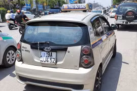 Hà Nội: Xử lý hàng loạt taxi che biển số trốn camera phạt nguội
