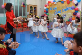 Vì đâu giáo viên trẻ dạy mầm non lương thấp hơn lương tối thiểu vùng?