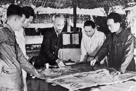 Chủ tịch Hồ Chí Minh và Đại tướng Võ Nguyên Giáp trong Chiến dịch Điện Biên Phủ