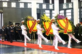 Thủ tướng Lào Thongloun Sisoulith viếng nguyên Tổng Bí thư Lê Khả Phiêu