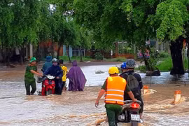 Đắk Lắk: Nhà cửa chìm sâu trong biển nước, người dân bị cô lập do mưa lũ