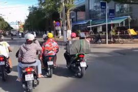 Bạc Liêu: Xử phạt 8 thanh niên mở loa kẹo kéo, bốc đầu trên đường
