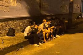 Vụ 11 người Trung Quốc vào TP.HCM: Người dẫn nhóm có biểu hiện ho, sốt