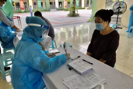 Cận cảnh test nhanh Covid-19 cho người dân tại Hà Nội