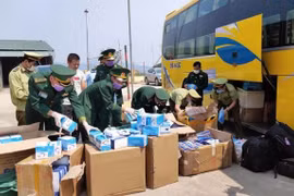 Hà Tĩnh: Bắt xe khách vận chuyển trái phép gần 30 nghìn khẩu trang sang Lào