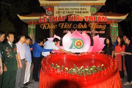 Thắp nến tri ân Liệt sĩ Thanh niên xung phong tại Ngã ba Đồng Lộc