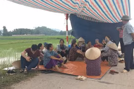 Người dân dựng lều, chặn xe vào bãi rác Nam Sơn, Hà Nội