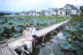 Thưởng ngoạn đầm sen Bạch Thuỷ tại Khu du lịch Vườn Vua Resort & Villas