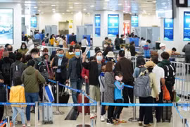 Tạm dừng việc đưa người Việt Nam về nước qua sân bay Tân Sơn Nhất