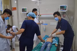 Phú Thọ: Bé trai 8 tuổi bị tôn cứa vào cổ khi đi xe đạp