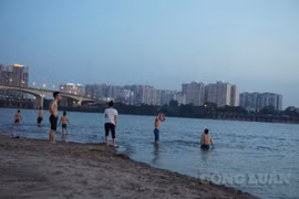 Nguy cơ đuối nước khi tắm sông Hồng