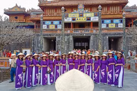 Phụ nữ trong nước và quốc tế mặc áo dài tham quan các điểm di tích Huế sẽ được miễn phí
