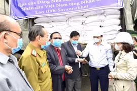 Hỗ trợ nhân dân Lào 1.000 tấn gạo khắc phục hậu quả thiên tai