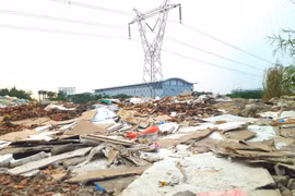 Báo động tình trạng “đổ trộm” chất thải dưới đường dây điện cao thế!