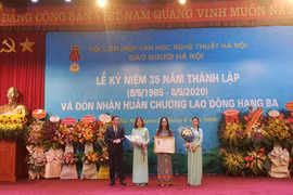 Báo Người Hà Nội đón nhận Huân chương Lao động hạng Ba