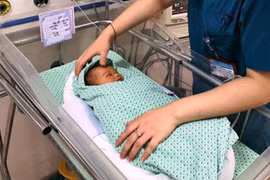 Bé sơ sinh bị bỏ rơi dưới hố ga bị xẹp phổi, nhiễm khuẩn nặng