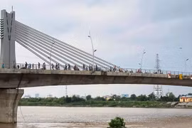 Tìm tung tích thiếu nữ 16 tuổi thả mình xuống sông Trà Lý chảy xiết